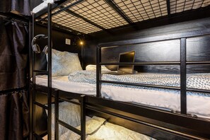 經濟��客房, 男女混合宿舍, 高層 | 1 間臥室、熨斗/熨衣板、免費無線上網、床單