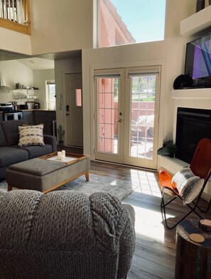 Smart TV, chimenea y futbolito 