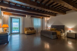 5 habitaciones, tabla de planchar con plancha y wifi 