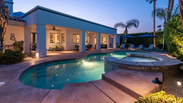 A modern house with a swimming pool, outdoor seating, and a covered patio area. - Luxury Estate Home in Andreas Hills All En Suite, Saltwater Pool & Spa, Fire Pit (Palm Springs)