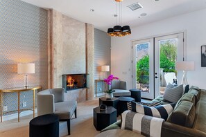 Smart TV, fireplace, books, stereo