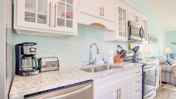 Een koelkast, een microgolfoven, een oven, een kookplaat