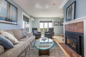 Smart TV, caminetto, tavolo da calcetto