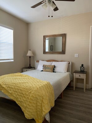 3 habitaciones, tabla de planchar con plancha y cuna de viaje 