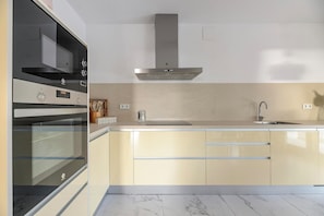 Een koelkast, een microgolfoven, een oven, een kookplaat