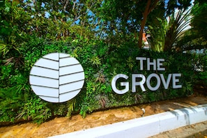 Property grounds - The Grove 1BR Apt /w Rooftop Pool+Onsite Amenities (West Bay)