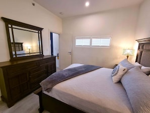 1 bedroom, iron/ironing board, WiFi, bed sheets - The Grove 1BR Apt /w Rooftop Pool+Onsite Amenities (West Bay)