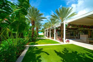 Property grounds - The Grove 1BR Apt /w Rooftop Pool+Onsite Amenities (West Bay)