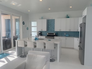 Geladeira, micro-ondas, fogão, cooktop