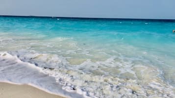 En la playa y toallas de playa