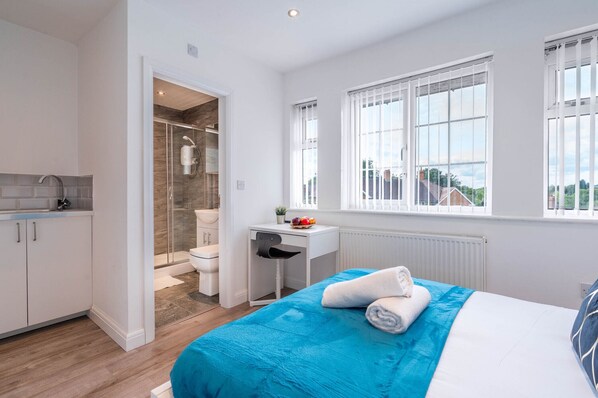 4 bedrooms, desk, iron/ironing board, travel crib