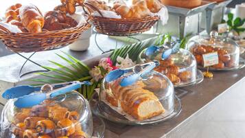 Melayani sarapan dan sarapan siang akhir pekan