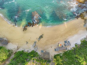 Yksityinen ranta, rantapyyhkeitä, hierontapalvelu rannalla