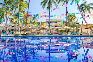 3 outdoor pools, pool umbrellas, pool loungers