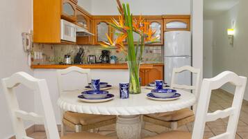 Two Bedroom Suite | Cocina privada | Refrigerador con congelador, microondas, horno y cafetera y tetera