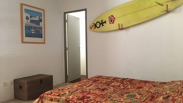 2 chambres, fer et planche Ă repasser, lit parapluie