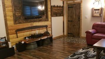 TV, fireplace, ping pong, books