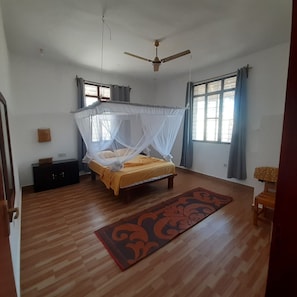 Villa, Mehrere Betten | 4 Schlafzimmer, kostenloses WLAN, Bettwäsche
