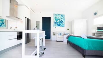 Iron/ironing board, WiFi, bed sheets