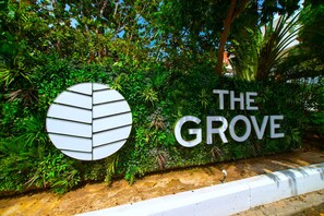 Property grounds - Modern Studio Apt Near Beach w/ Rooftop Pool, Onsite Restaurants, etc. (West Bay)