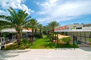 Exterior - Modern Studio Apt Near Beach w/ Rooftop Pool, Onsite Restaurants, etc. (West Bay)