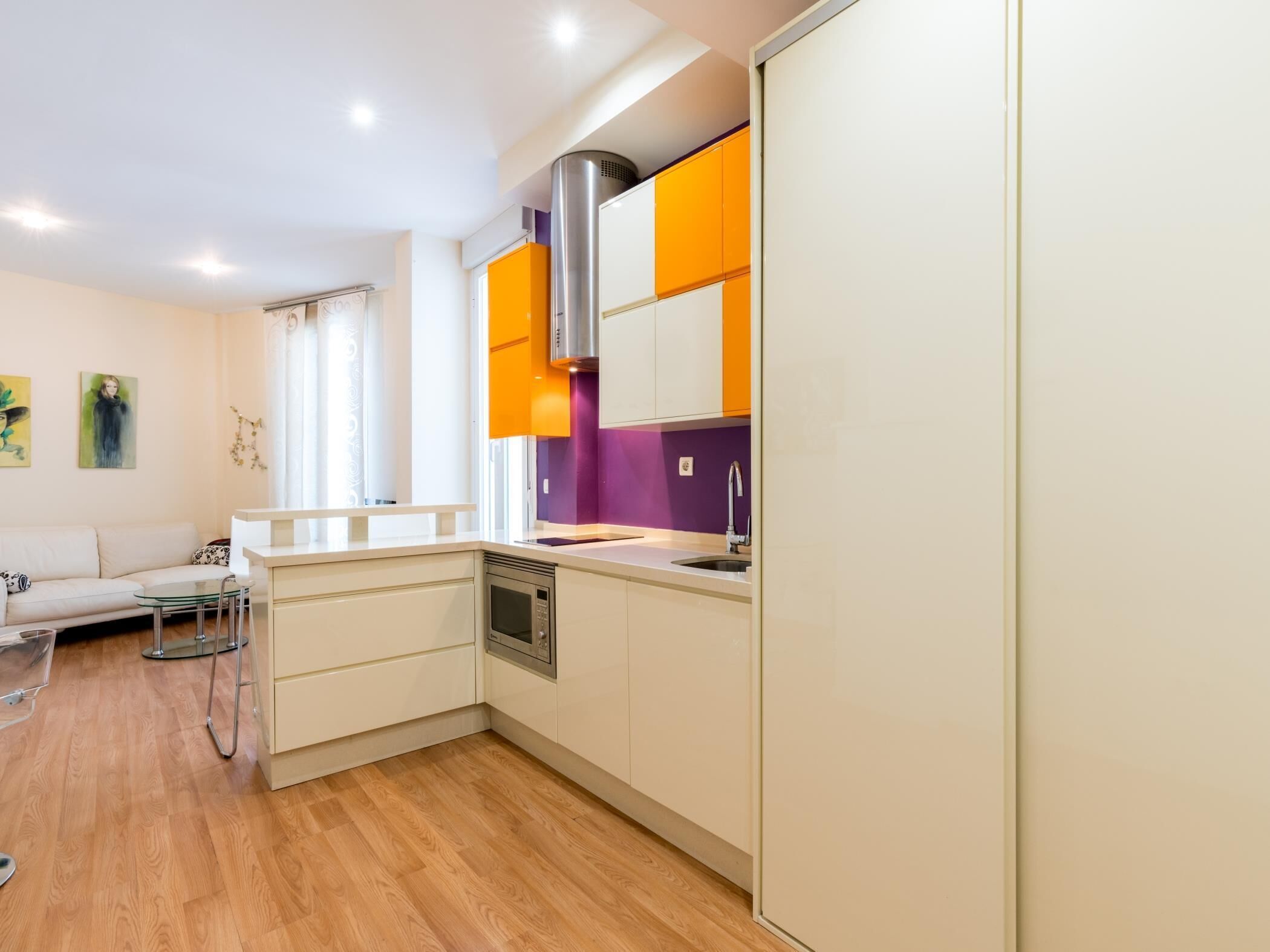 Frigorífico, microondas, horno y lavavajillas