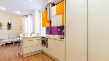 Een koelkast, een magnetron, een oven, een vaatwasser