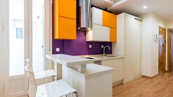 Lemari es, microwave, oven, dan mesin pencuci piring