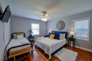 3 bedrooms, desk, iron/ironing board, free WiFi