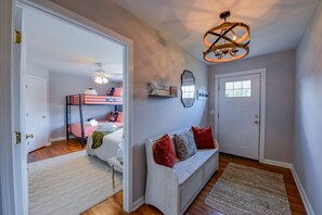 3 室のベッドルーム、デスク、アイロン / アイロン台、WiFi