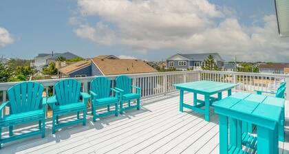 Beautiful views from the Semi-Oceanfront! Steps from Beach