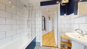 Bathtub, hair dryer, towels - Cozy Hackney Apartment (London)