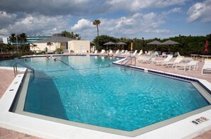 Alberca al aire libre y alberca climatizada