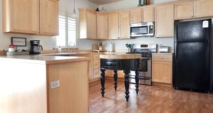 Spacious, Clean Home in Town w/ King En Suite & Hot Tub