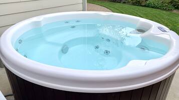 Tina de hidromasaje al aire libre