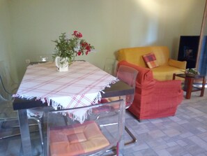 Cottage, Multiple Beds | Dining