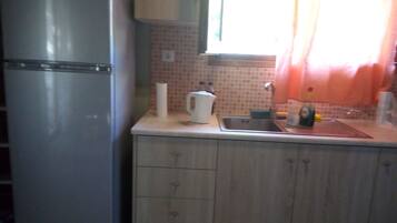 Cottage, Multiple Beds | Private kitchen | Fridge, microwave, oven, stovetop