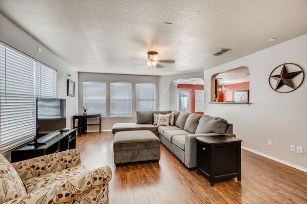 Smart TV, Netflix, table football, ping pong