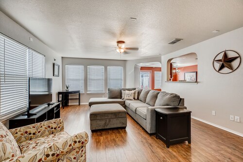 BMT Grads Stay! Minutes to Lackland + Community POOL, SeaWorld, Shopping!