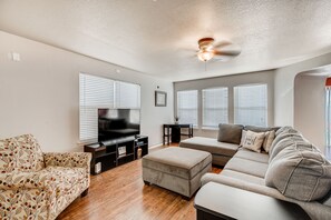 Smart TV, Netflix, table football, ping pong