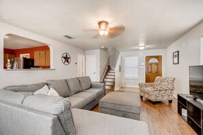 Smart TV, Netflix, table football, ping pong