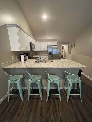 Frigorífic, microones, forn i placa de cuina