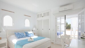 A bedroom with a bed, bedside tables, a desk, and a chair. - Bungalow Playa D'or, Delante de la Playa con Wifi, A/A y Piscina Comunitaria (Cala D'or)