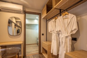 Suite familiar, patio, vista al jardín (Two-levels) | Sábanas de algodón egipcio y ropa de cama de alta calidad 