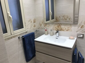 Douche, séchoir à cheveux, bidet, serviettes fournies