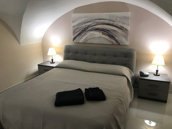 2 chambres, bureau, fer et planche à repasser, accès au Wi-Fi (inclus)