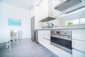Réfrigérateur, four à micro-ondes, un four, surface de cuisson