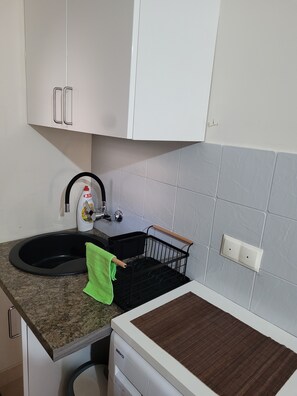Refrigerador, horno, tetera eléctrica y utensilios de cocina