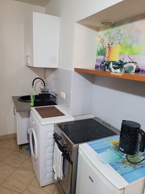 Refrigerador, horno, tetera eléctrica y utensilios de cocina 