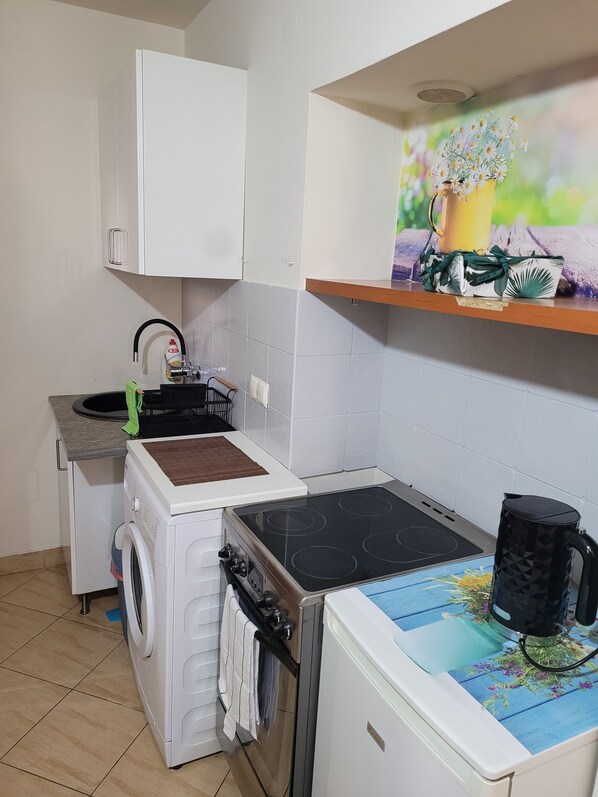 Refrigerador, horno, tetera eléctrica y utensilios de cocina